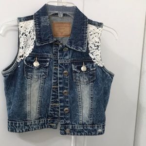 Amethyst Jeans Girls's Blue faded Jean vest